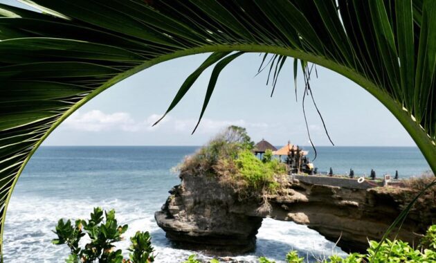 10 Gambar Pantai Tanah Lot  Bali Harga Tiket Masuk Lokasi 
