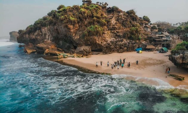 10 Gambar Pantai Watu Lawang Malang, Rute Alamat Denah Wisata |  JejakPiknik.Com