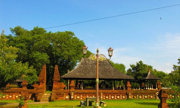 21 25 Objek Wisata Kota di Cirebon, Keraton dan Religi