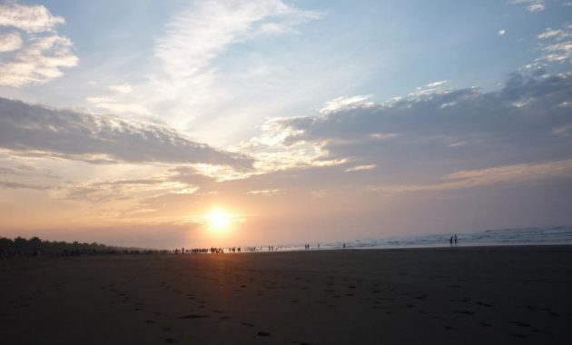 Foto pemandangan sunset di pantai Widarapayung